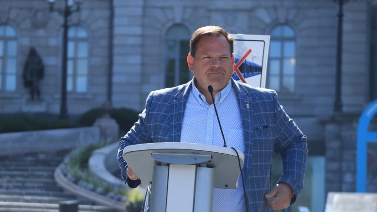 Stéphane Lachance a pris la parole lors du rassemblemennt de la Coalition 76%. (Photo: Louis-Alexandre Parent)