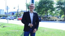 Le président de la Commission de la Relève caquiste, William Denis, se présente dans Jean-Talon. (Photo: Louis-Alexandre Parent)