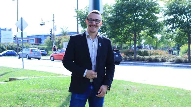 Le président de la Commission de la Relève caquiste, William Denis, se présente dans Jean-Talon. (Photo: Louis-Alexandre Parent)