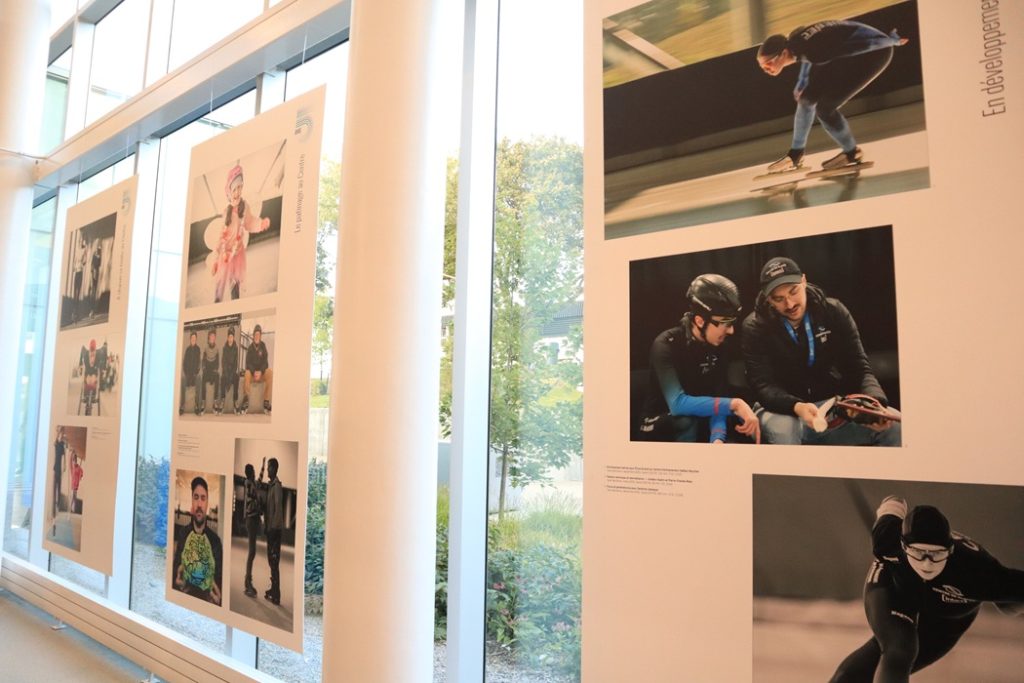 L'exposition photo « L'humain au Centre » présenté par le photographe Tjerk Bartlema visible au Hall de l'Entrée 1. (Photo: Louis-Alexandre Parent)