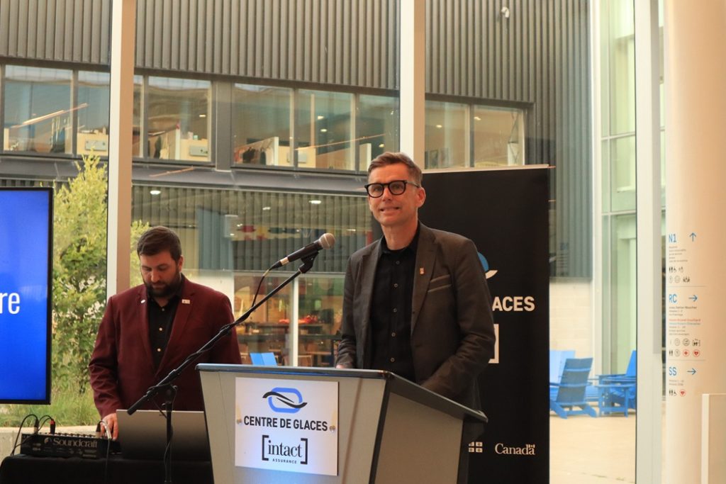 Bruno Marchand mentionne l'impact du centre de glaces dans la communauté. (Photo: Louis-Alexandre Parent)
