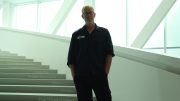 L'artiste et auteur Marc Séguin devant le grand escalier du MNBAQ. (Photo: Louis-Alexandre Parent)