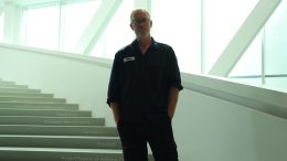 L'artiste et auteur Marc Séguin devant le grand escalier du MNBAQ. (Photo: Louis-Alexandre Parent)