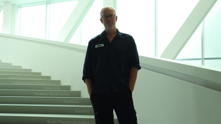 L'artiste et auteur Marc Séguin devant le grand escalier du MNBAQ. (Photo: Louis-Alexandre Parent)