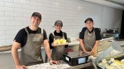 Pierre-Luc Lachance, en compagnie de Maryse Leclerc et de Maud Rusk, à l'ouverture de La Petite Laiterie - Fromagerie de quartier. (Photo : Xavier Renald)