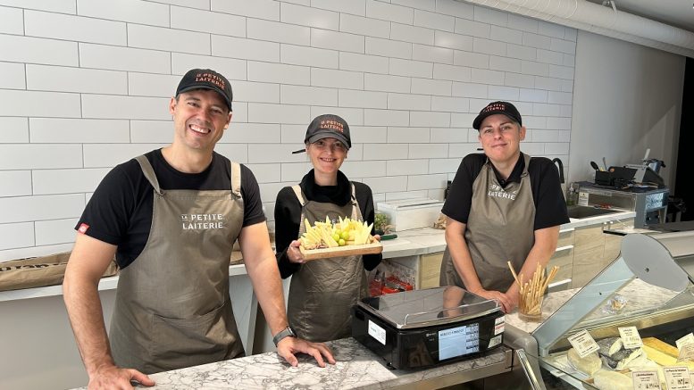 Pierre-Luc Lachance, en compagnie de Maryse Leclerc et de Maud Rusk, à l'ouverture de La Petite Laiterie - Fromagerie de quartier. (Photo : Xavier Renald)