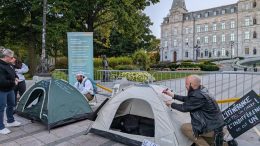 Le Réseau Solidarité Itinérance du Québec (RSIQ) a installé un campement symbolique devant l'Assemblée Nationale. (Photo: RSIQ)