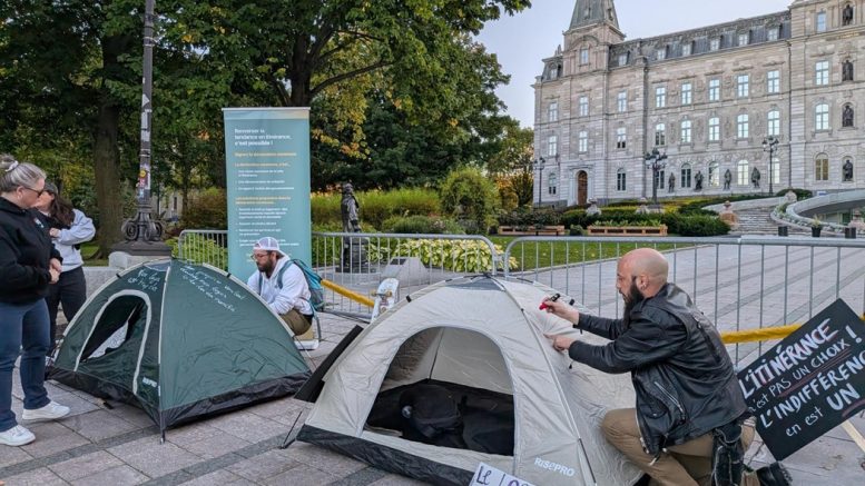 Le Réseau Solidarité Itinérance du Québec (RSIQ) a installé un campement symbolique devant l'Assemblée Nationale. (Photo: RSIQ)