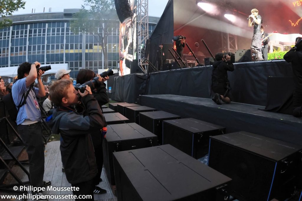 Ludovick Théberge photographiant Fredz au festival Fono. (Photo: Philippe Moussette)