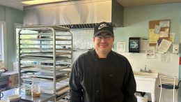 Keven Guay, bénévole au Service d'entraide Basse-Ville. (Photo : Xavier Renald)