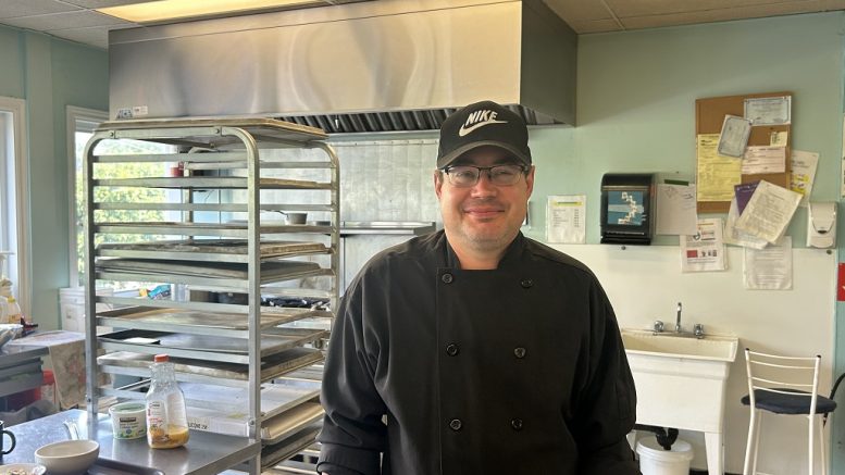 Keven Guay, bénévole au Service d'entraide Basse-Ville. (Photo : Xavier Renald)