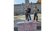 La section de Québec de la Coalition contre le logement cher (COLOC) ont organisé une pendaison de crémaillère symbolique devant l'Assemblée Nationale. (Photo: COLOC)