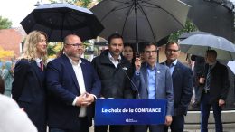 Le chef du Parti Québécois, Paul St-Pierre Plamondon, était de passage à la place Limouloise pour faire un appelle au vote dans la Capitale-Nationale. (Photo: Louis-Alexandre Parent)