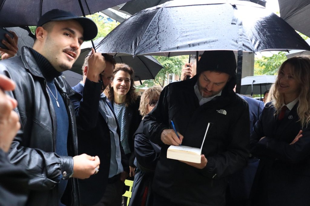 Un jeune homme demande à PSPP de signer son livre autographié par René Lévesque. (Photo: Louis-Alexandre Parent)