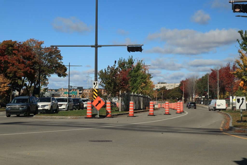 Les travaux sur la rue des embarcations obligent à réduire la rue Sainte-Anselme à une voie seulement. (Photo: Louis-Alexandre Parent)