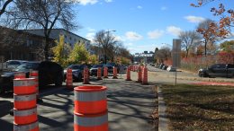 Les travaux sur la rue des embarcations obligent à réduire la rue Sainte-Anselme à une voie seulement. (Photo: Louis-Alexandre Parent)