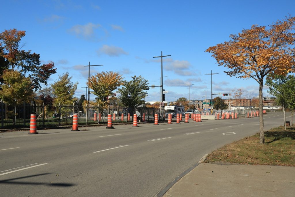Les travaux sur la rue des embarcations obligent à réduire la rue Sainte-Anselme à une voie seulement. (Photo: Louis-Alexandre Parent)