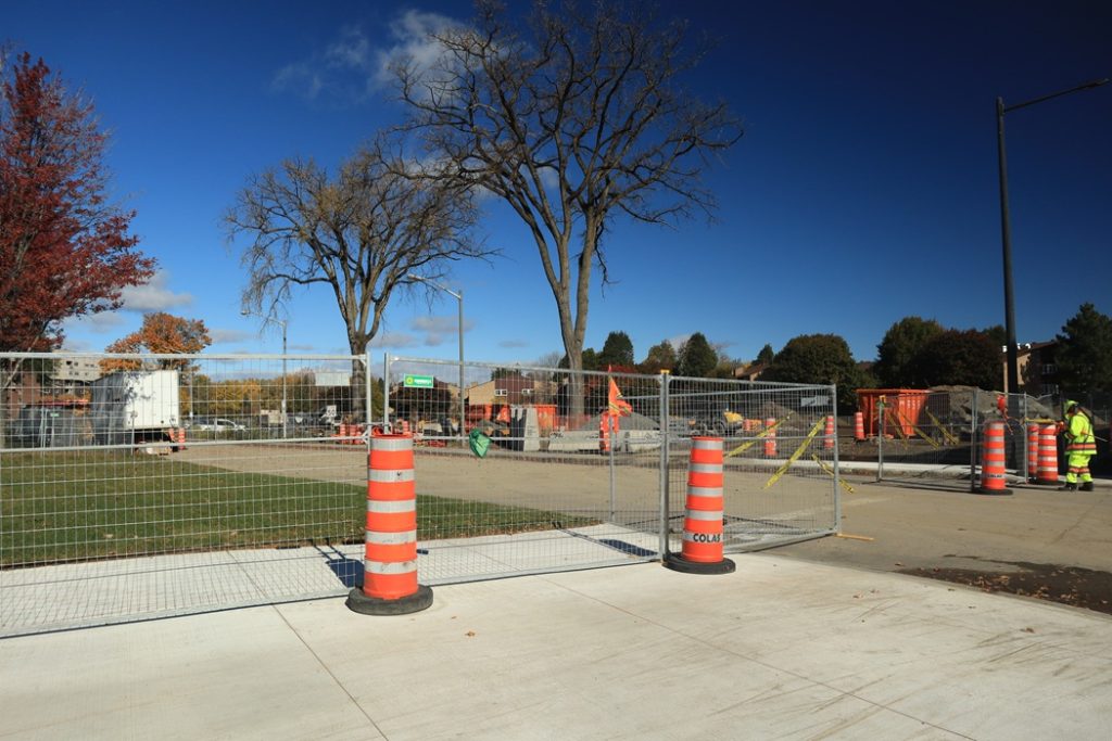 Les travaux sur la rue des embarcations obligent à réduire la rue Sainte-Anselme à une voie seulement. (Photo: Louis-Alexandre Parent)