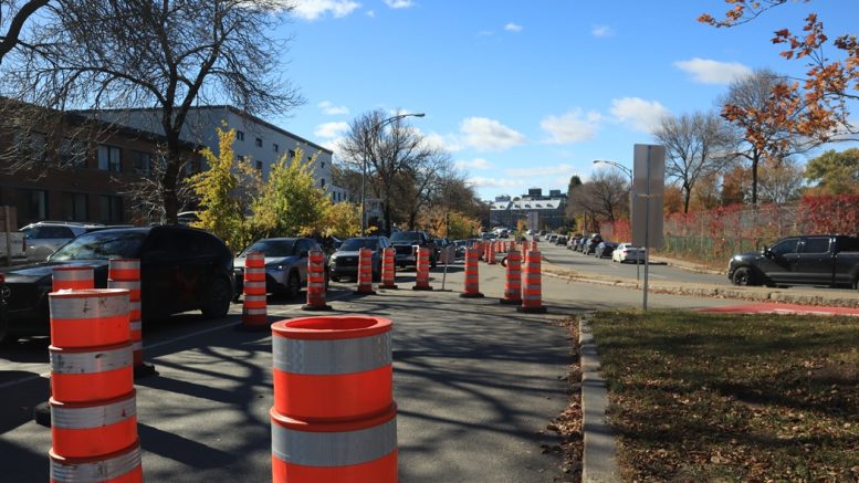 Les travaux sur la rue des embarcations obligent à réduire la rue Sainte-Anselme à une voie seulement. (Photo: Louis-Alexandre Parent)