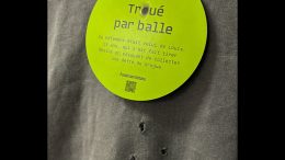 La campagne de sensibilisation du SPVQ utilise des gilets troués de balle pour leur faire prendre conscience au jeune du danger du recrutement criminel. (Image: Facebook)