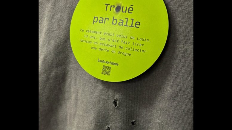 La campagne de sensibilisation du SPVQ utilise des gilets troués de balle pour leur faire prendre conscience au jeune du danger du recrutement criminel. (Image: Facebook)