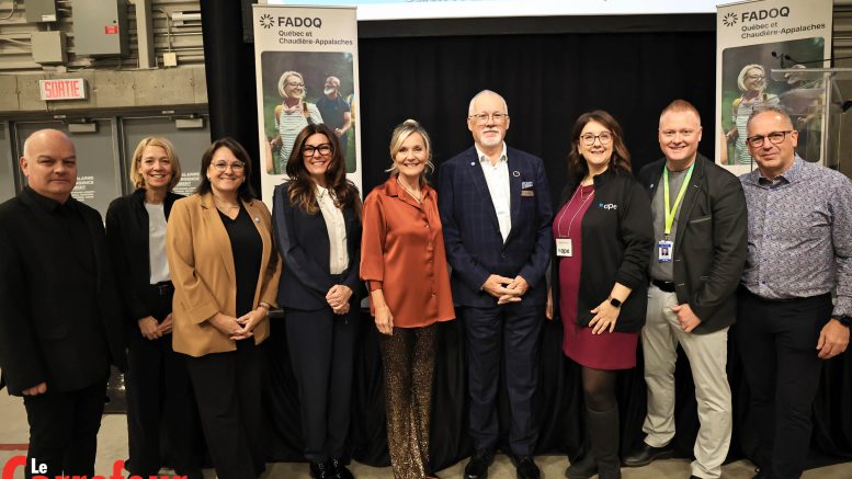 Les partenaires de la FADOQ on pris la pose à l'ouverture du Salon de l'organisation plus tôt.